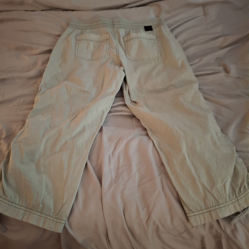 Jag Women's Light Green Cropped Cargo Pants - Picture 8 of 11